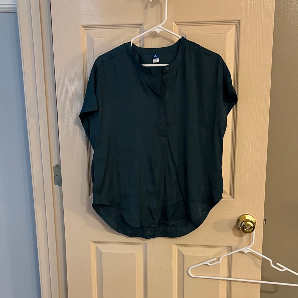Old navy satin deep green Henley shirt. Size medium.